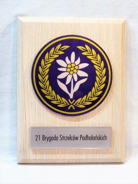 Ryngraf z odznaką - dyplom drewniany złożony