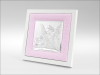 Aniołek z latarenką nad dzieckiem - srebrny obrazek na różowym materiale na białym drewnie 75020