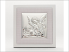Aniołek z latarenką nad dzieckiem - srebrny obrazek na beżowym materiale na białym drewnie 75020/PA