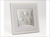 Aniołek z latarenką nad dzieckiem - srebrny obrazek na beżowym materiale na białym drewnie 75020/PA