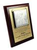 Pamiątka Komunii dla dziewczynki - srebrny obrazek 6568/1XA na złotej tabliczce i wiśniowym podkładzie