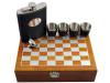 Zestaw upominkowy z szachami oraz piersiówką i kieliszkami w czarnej ekoskórze